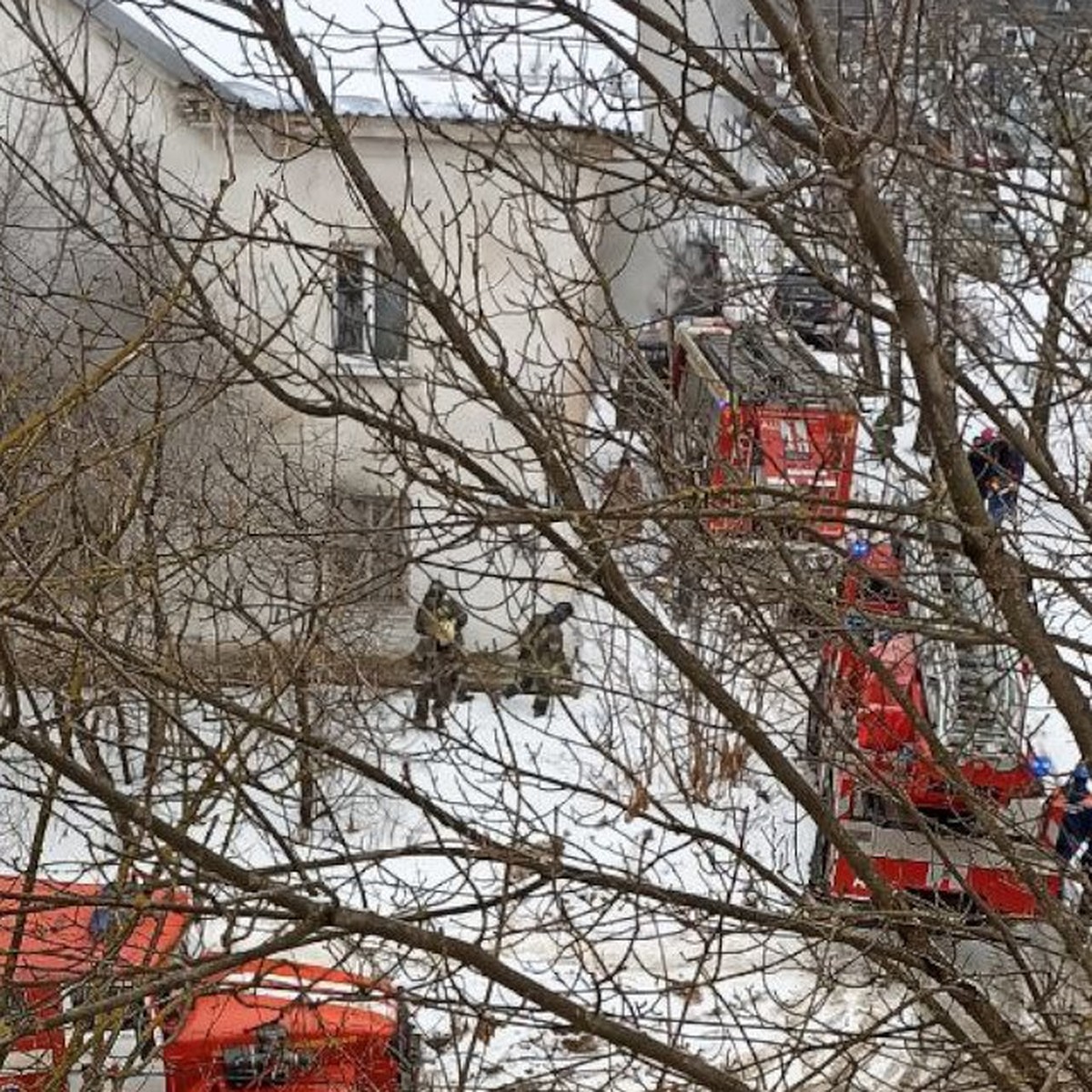 В Твери на улице Склизкова эвакуировали жильцов из горящего двухэтажного  дома - KP.RU