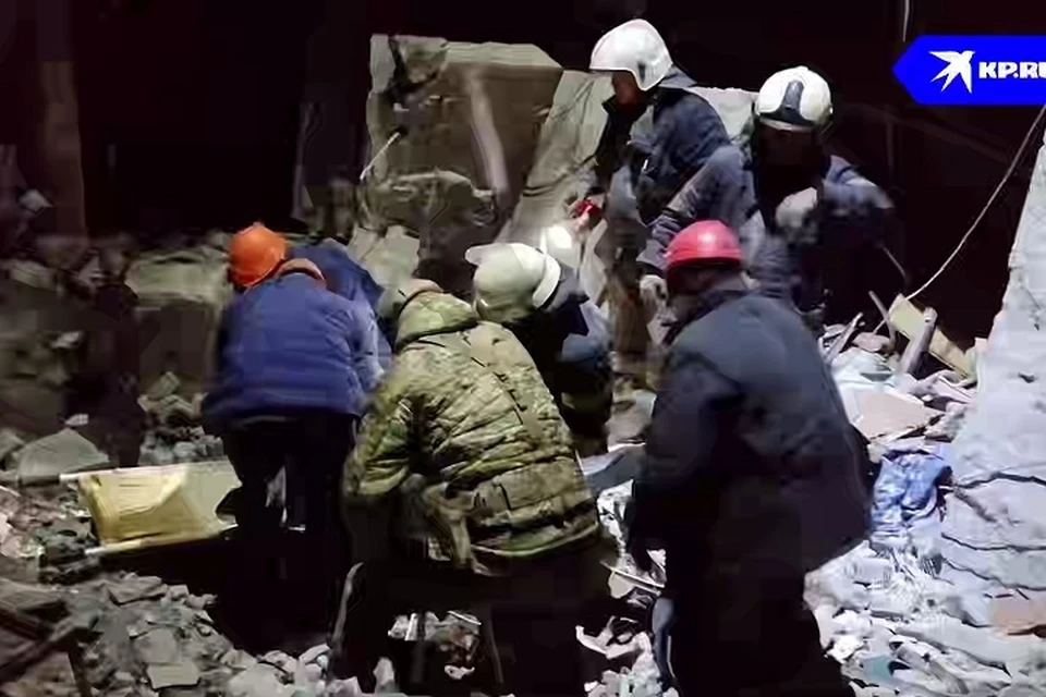 Кадры с ночной операции по разбору завалов в Лисичанске, который ВСУ обстреляли 3 февраля, показали в МЧС России. Фото - МЧС РФ