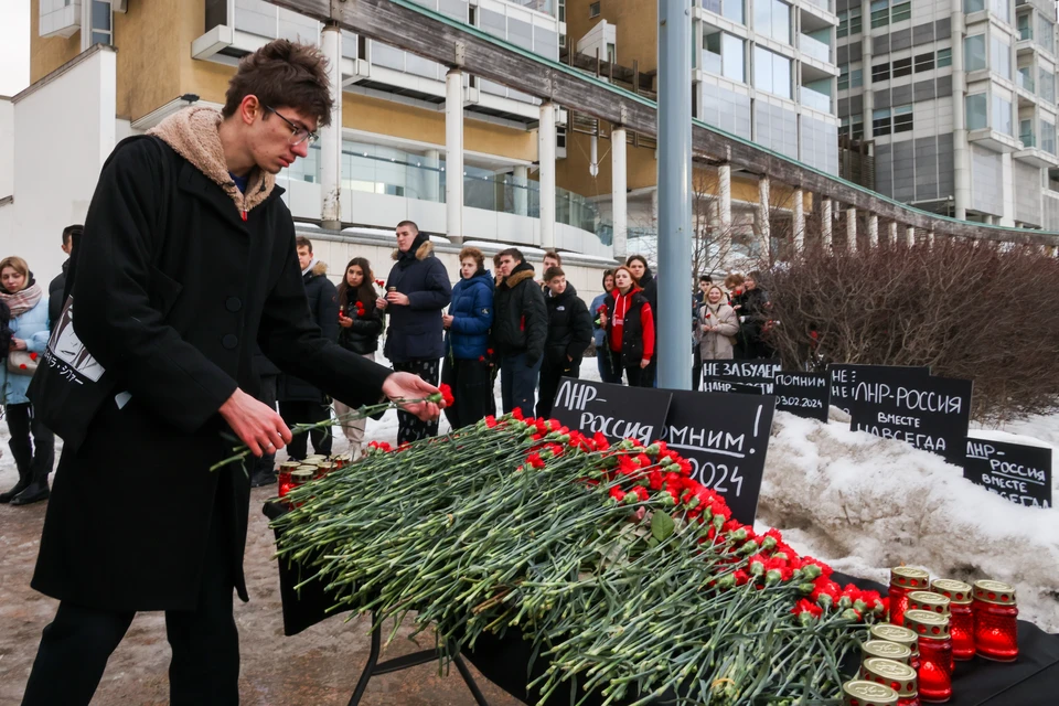 В Москве люди приносят цветы в память о погибших в Лисичанске