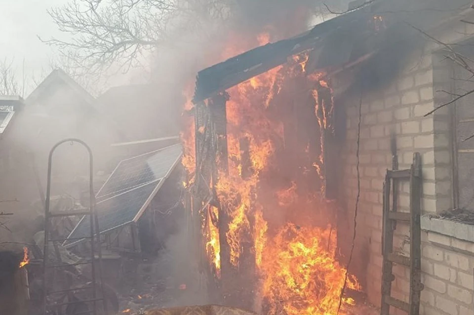 Лисичанские спасатели ликвидировали пожар в жилом секторе. Фото - МЧС ЛНР