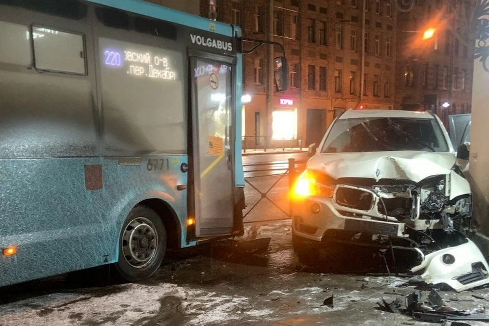 Лазурный автобус и BMW столкнулись на перекрестке в Петербурге. Фото: t.me/Megapolisonline