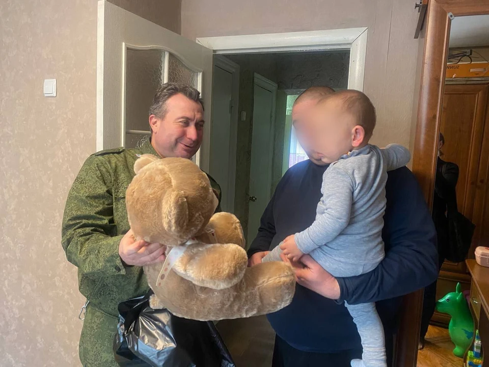 Сотрудники СК принесли ребенку подарки ФОТО: Следком Херсонской области