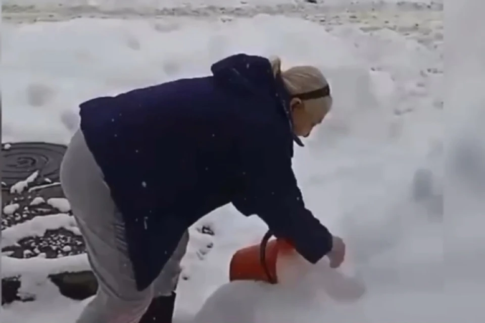 Женщине-инвалиду приходится набирать снег во дворе, чтобы у нее была хоть какая-то вода. Фото: ОНФ Кировской области