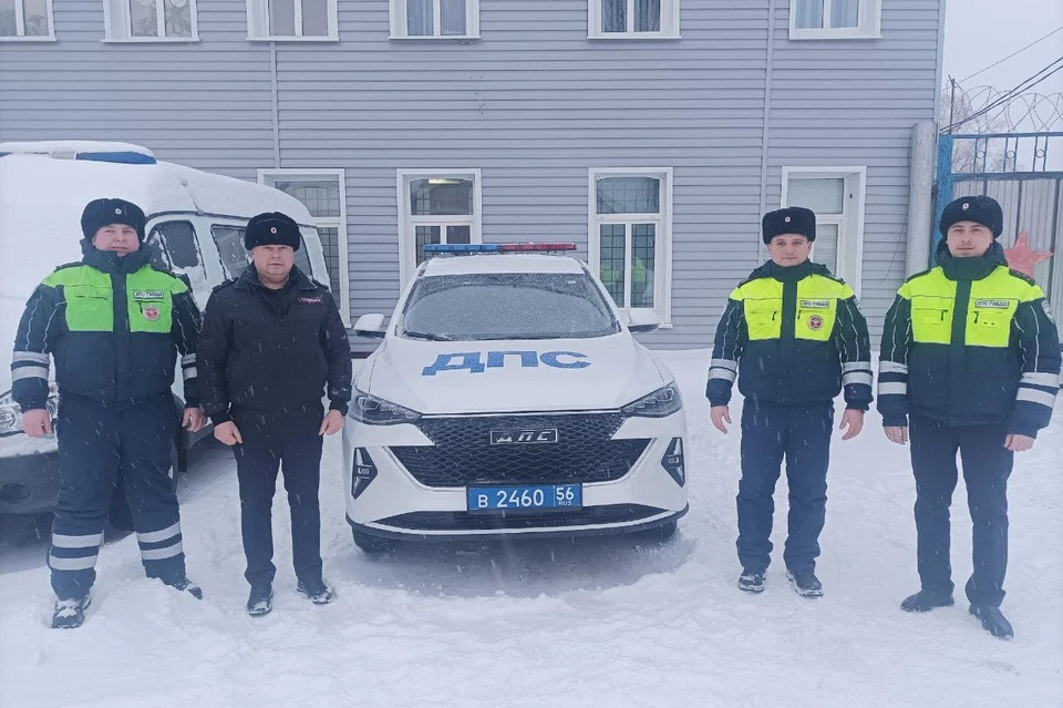 Сотрудники ДПС несколько суток оказывали помощь водителям и пассажирам в снежном плену. Фото: Госавтоинспекция Оренбургской области