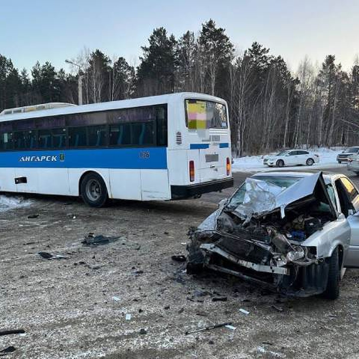 Автобус с 20 пассажирами врезался в иномарку в Ангарске, есть пострадавшие  - KP.RU