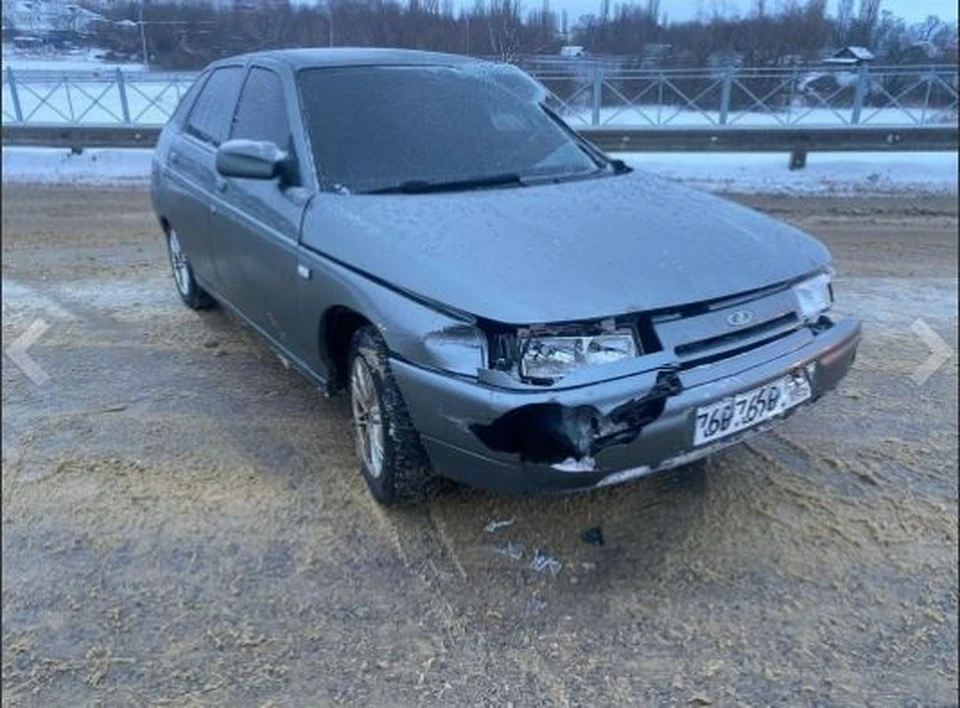 Фото: В Татищево при столкновении с «КАМАЗом» пострадал водитель «Лады»
