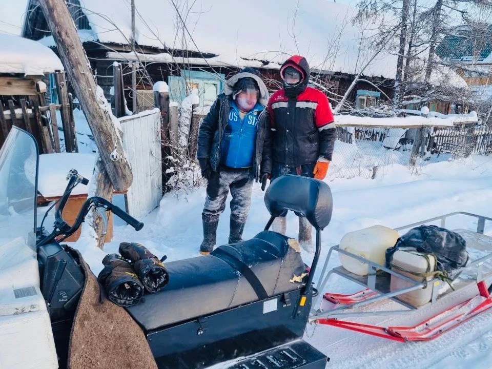 Фото: Служба Спасения Якутии. Спасатели отправились на помощь рыбакам на снегоходе