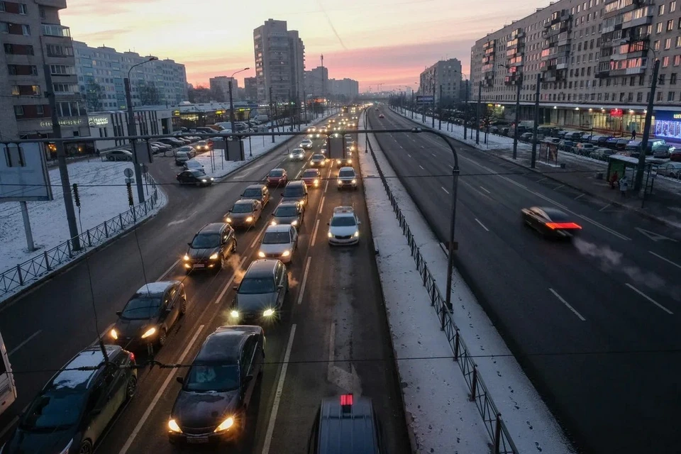 Сломанный светофор остановил движение на перекрестке проспектов Косыгина и Индустриального.