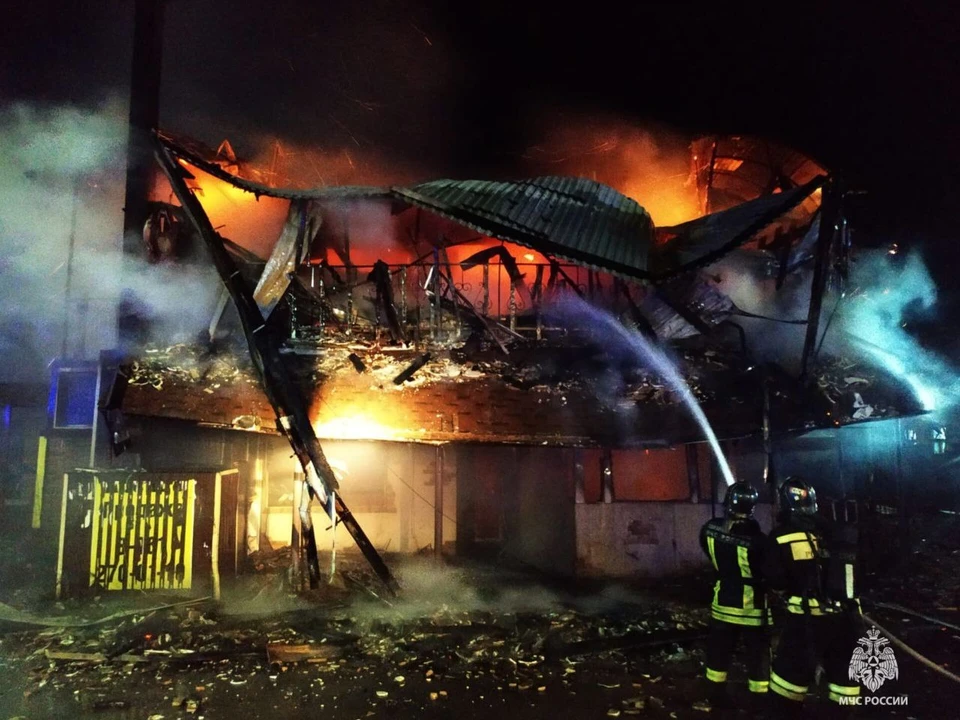 В Азове спасателям удалось потушить пожар в неэксплуатируемом здании за несколько часов. Фото: ГУ МЧС по Ростовской области