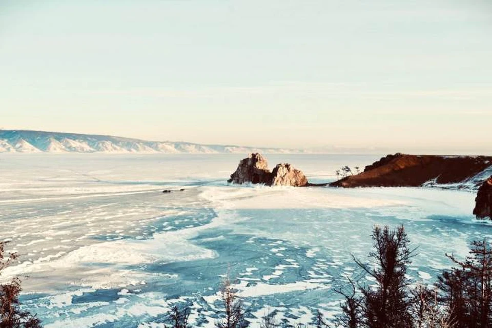 Лед разошелся вдоль берега острова Ольхон на Байкале