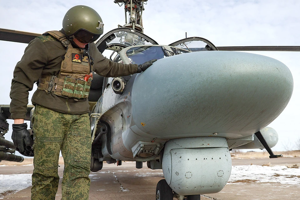 Военнослужащий ВС РФ у вертолета Ка-52 "Аллигатор" в зоне проведения специальной военной операции. Фото: Александр Река/ТАСС