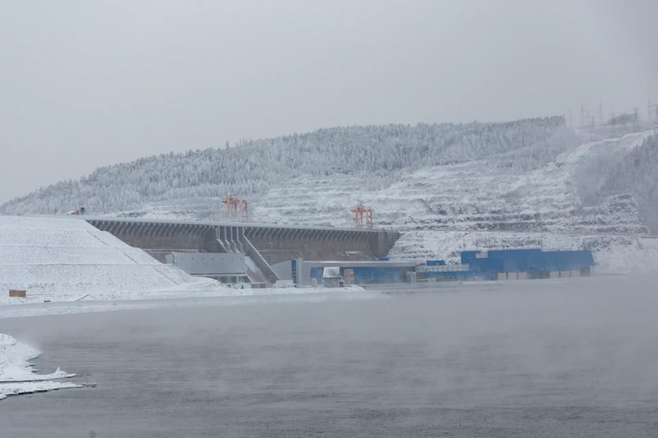 Богучанская ГЭС зимой.