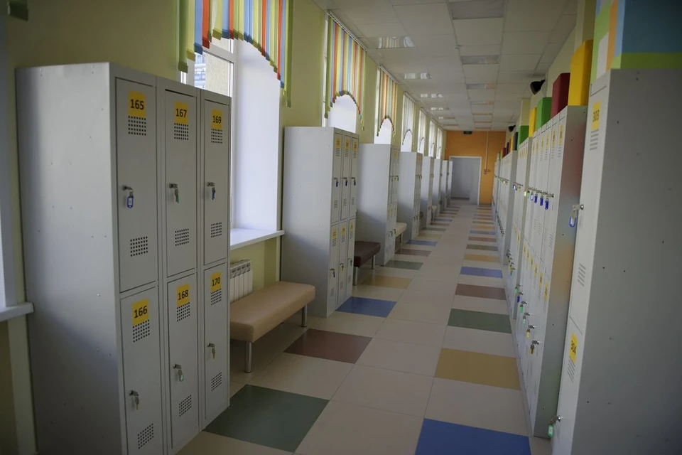 В Новосибирске девочка избила одноклассницу в коридоре школы.