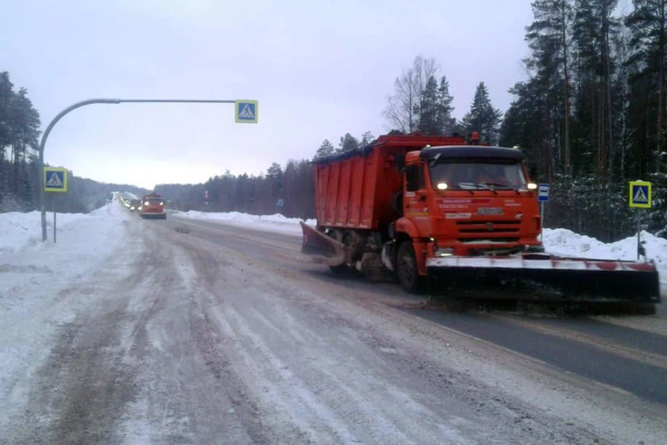 На дорогах работают автогрейдеры, бульдозеры, комбинированные машины и другая техника. Фото: правительство Кировской области