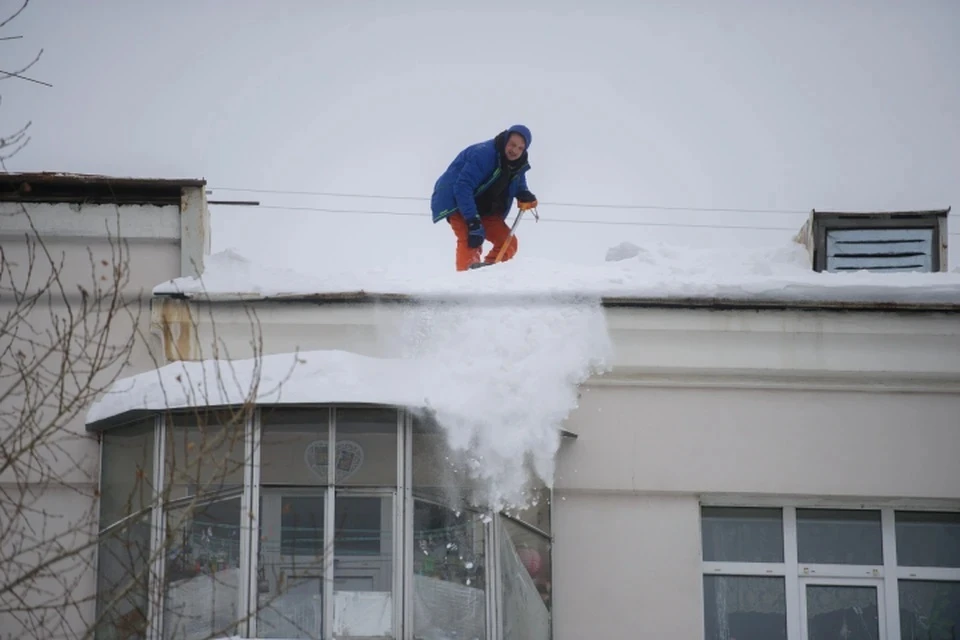 Собственники должны либо сами чистить снег с крыш своих домов, либо кого-то нанимать