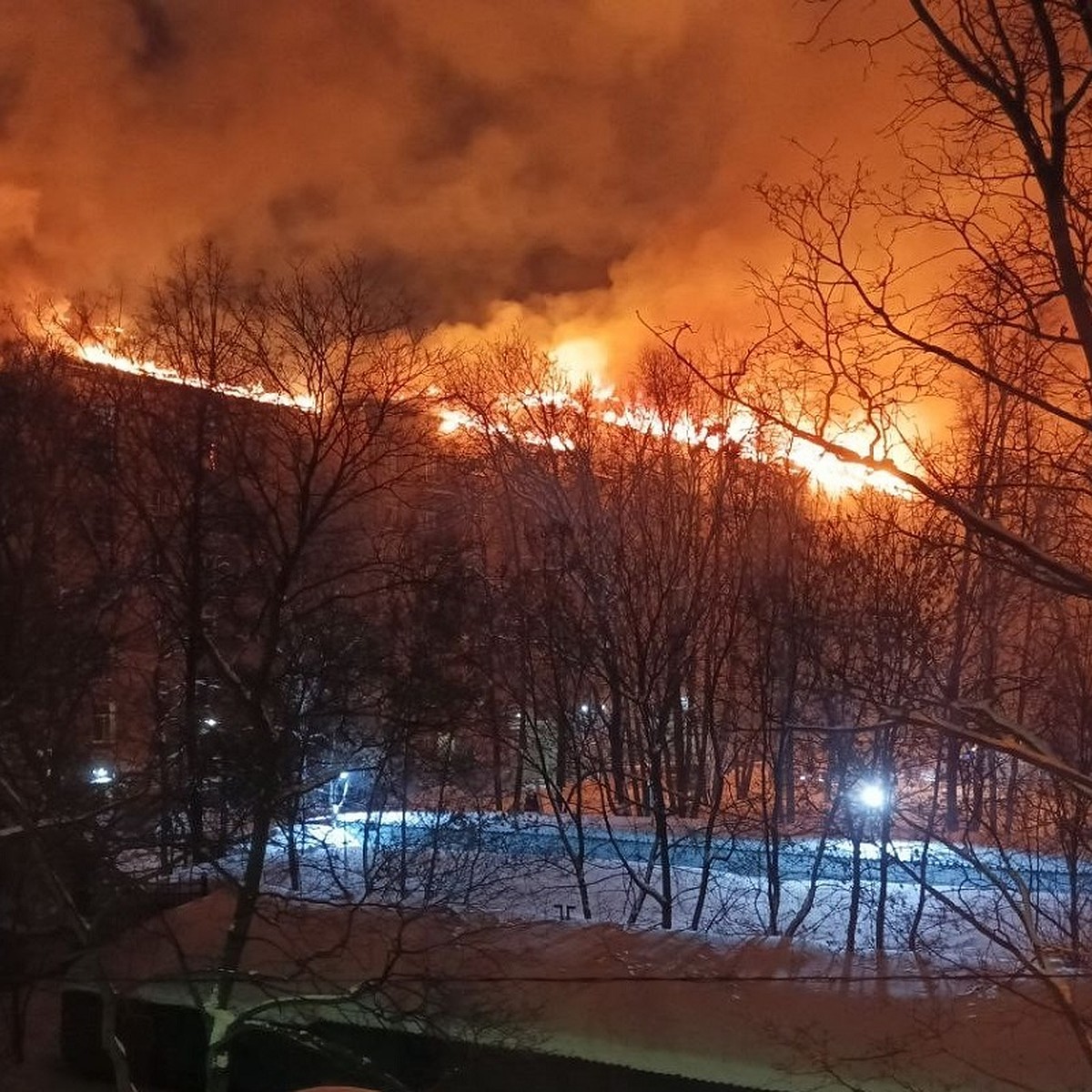 Пожар на крыше дома на улице Черняховского у ТЦ Галерея Аэропорт в Москве:  Видео, фото - KP.RU