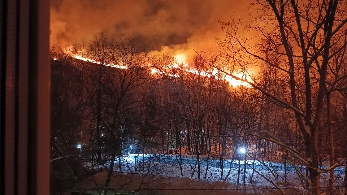 Пожар на крыше дома на улице Черняховского у ТЦ Галерея Аэропорт в Москве:  Видео, фото - KP.RU