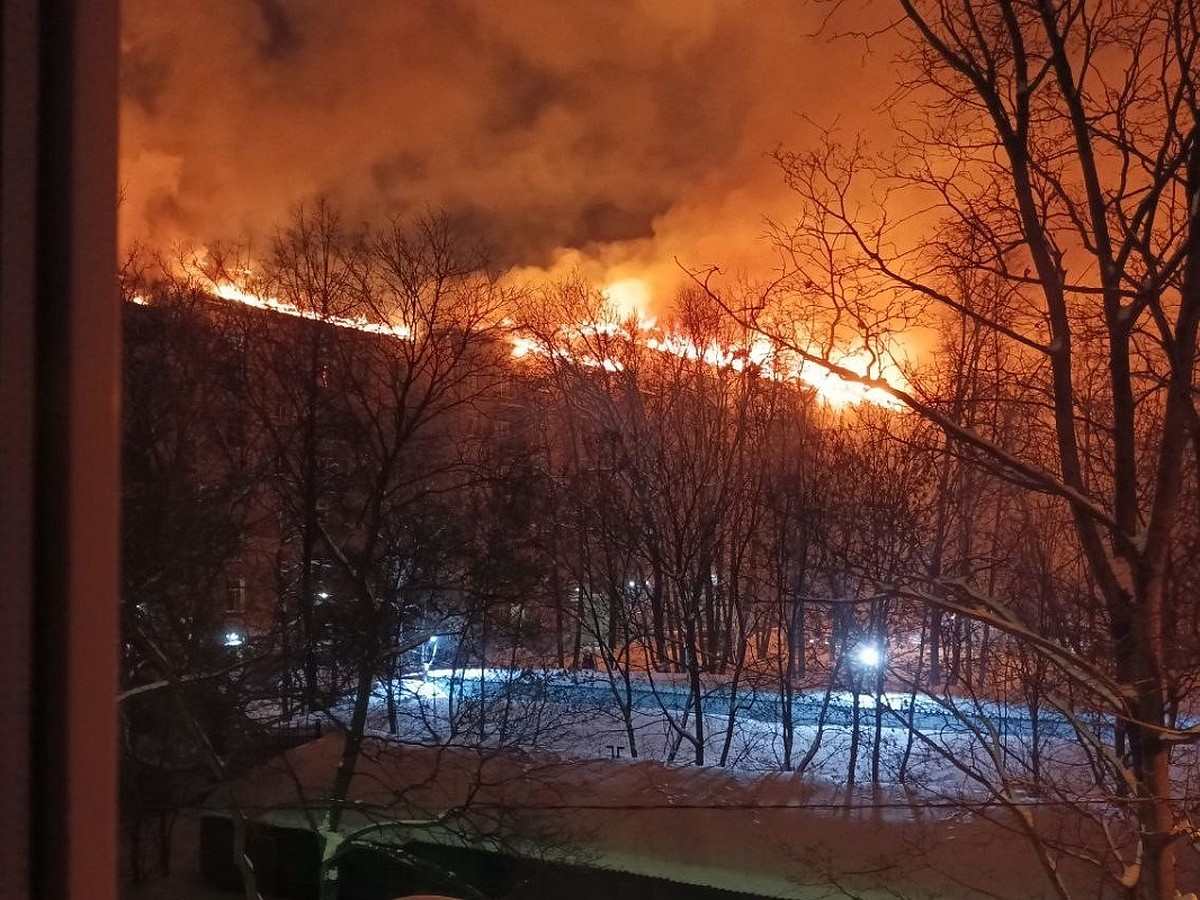 Пожар на крыше дома на улице Черняховского у ТЦ Галерея Аэропорт в Москве:  Видео, фото - KP.RU