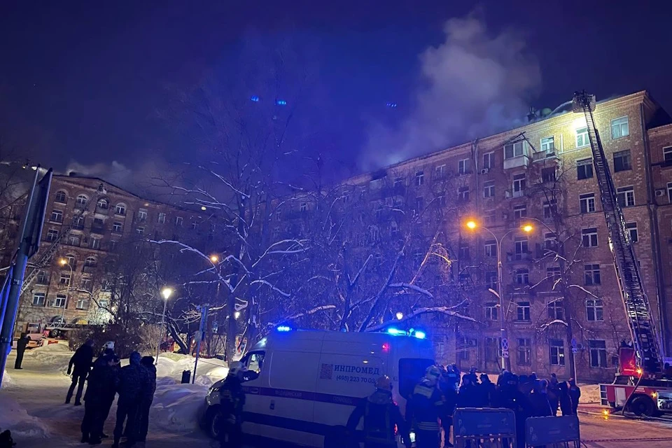 Спасателям удалось потушить открытый огонь на Черняховского. После проливки конструкций специалисты приступят к поиску причин пожара