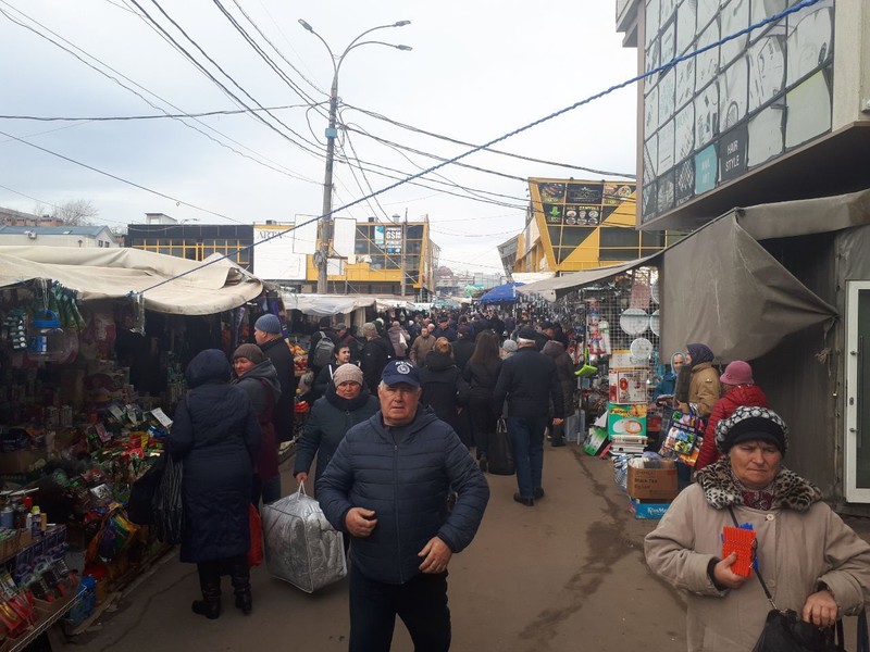 На Центральном рынке народу привычной толчеи нет.
