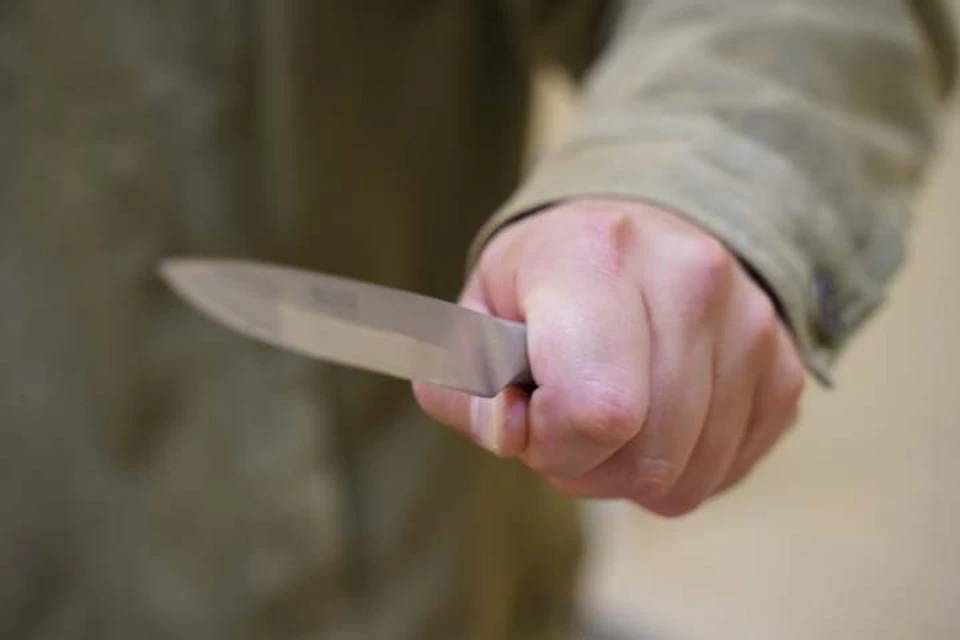 Мужчина с ножом напал на женщину в Чите и выхватил ее сумку