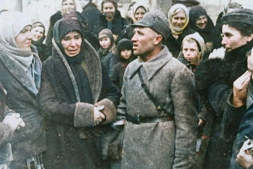 Красноармеец Яков Ганзин встретился с матерью, сестрами и женой в освобожденном Краснодаре.