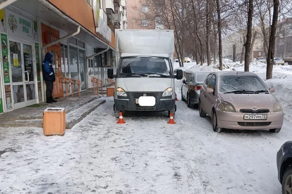 Машина сбила девочку возле магазина. Фото: Госавтоинспекция по Новосибирску