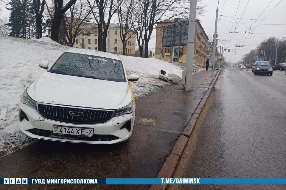 Такси врезалось в столб в Минске. Фото: УГАИ ГУВД Мингорисполкома.