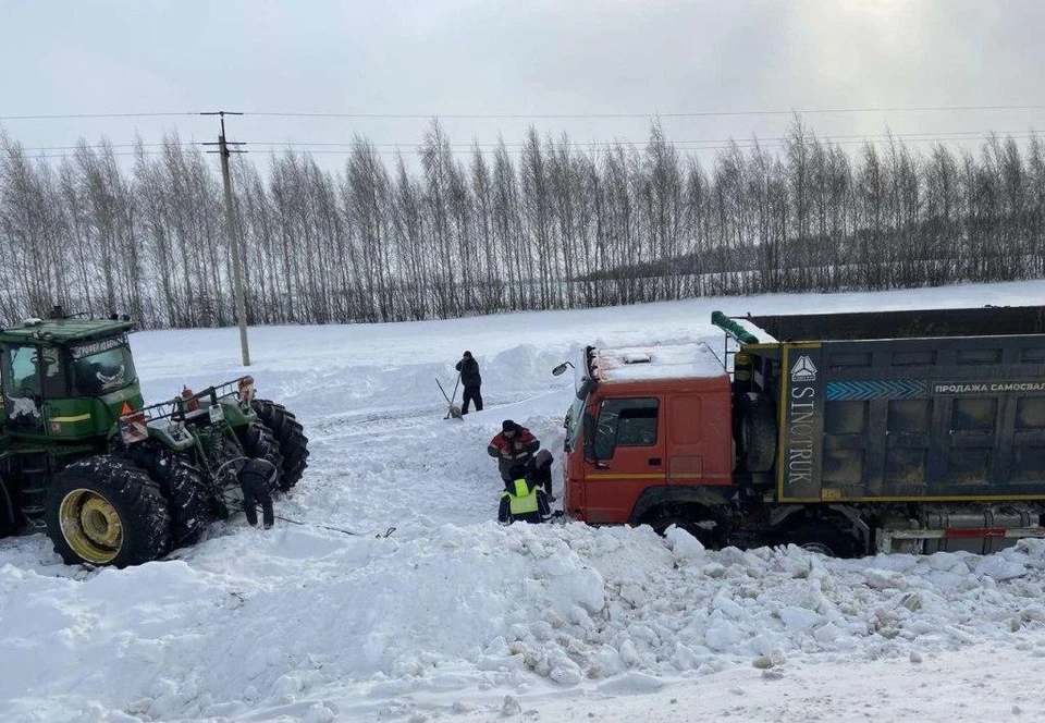 С 9 по 11 февраля помощь на дорогах понадобилась 9 жителям Ульяновской области. Фото Госавтоинспекция Ульяновской области