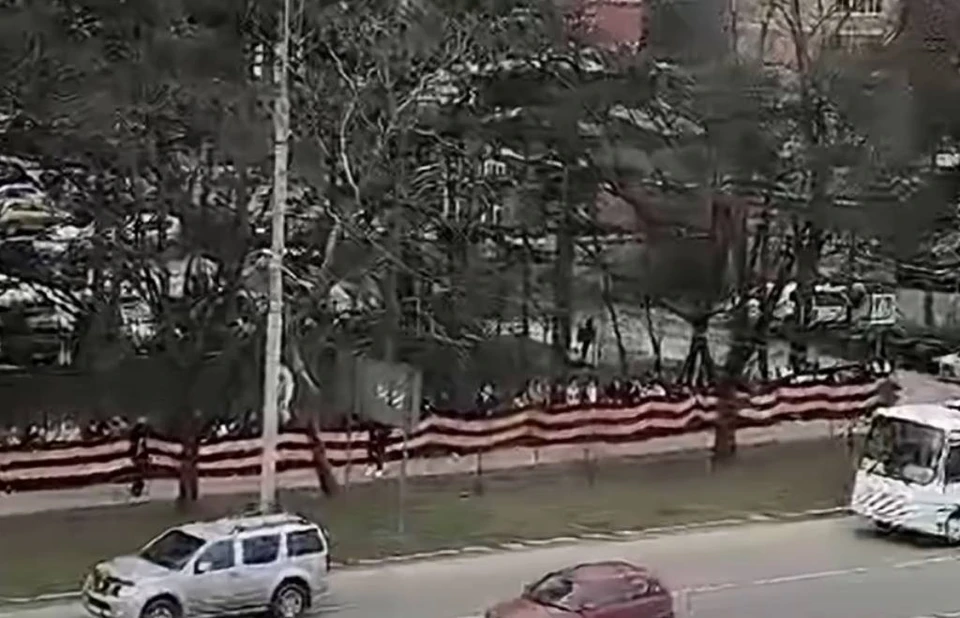 Школьники Краснодара развернули огромную георгиевскую ленту