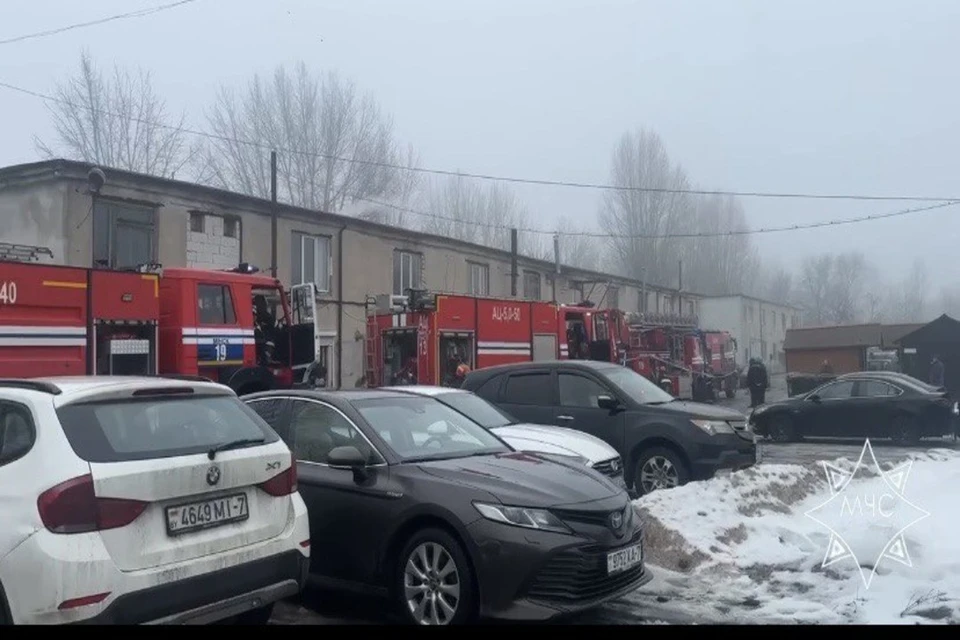 15 человек эвакуировали из-за пожара на минском предприятии. Фото: скриншот с видео МЧС Беларуси