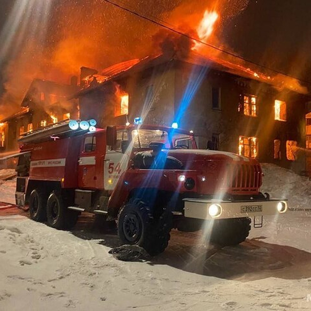 Крупный пожар произошёл в двухэтажном нежилом доме в Кстово в ночь на 13  февраля - KP.RU