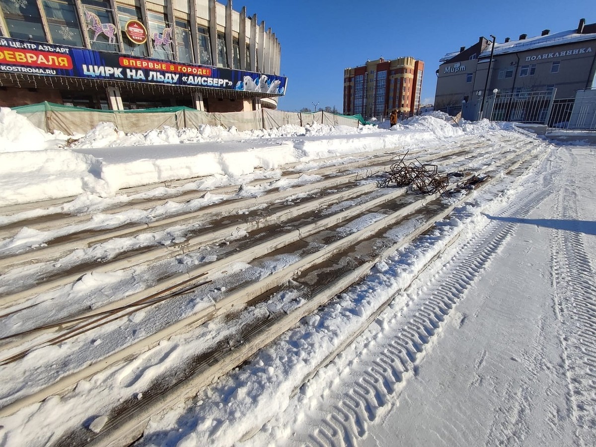 В Костроме подрядчик возобновил работу на площади у цирка - KP.RU