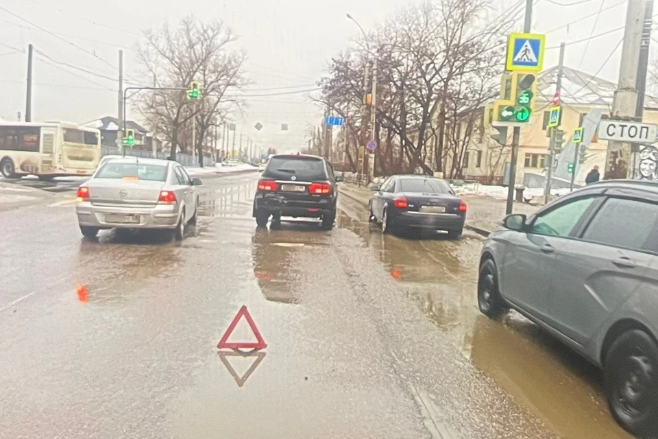 Отечественная машина протаранила «корейца» на улице 9 Мая в Липецке