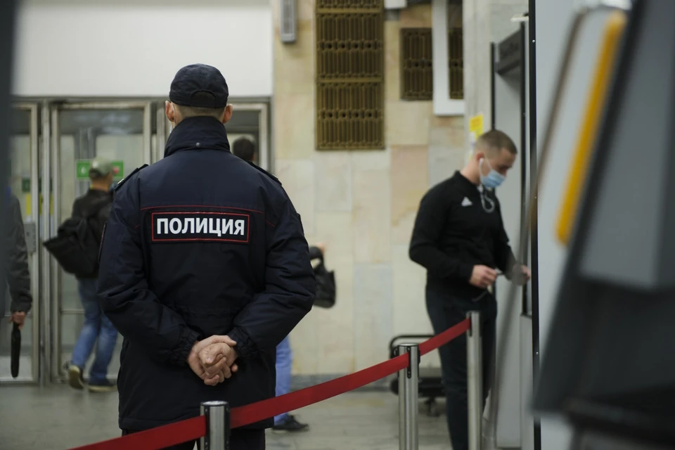 В метро нельзя провозить огнестрельное оружие, боеприпасы, а также колющие и режущие предметы