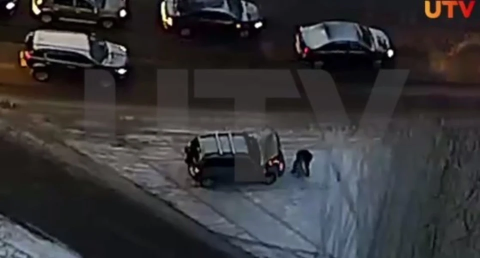 На помощь мужчине пришли другие водители. Фото: UTV