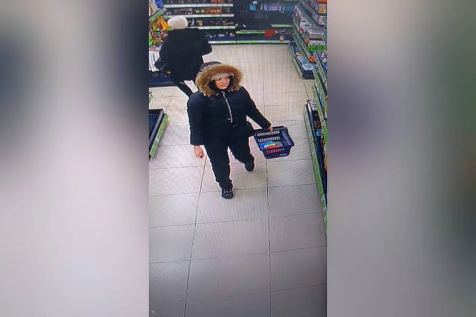 В Иркутске полицейские разыскивают женщину, укравшую кошелек в магазине