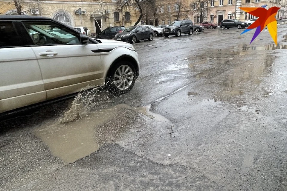 Дороги в Волгограде растаяли вместе со снегом.