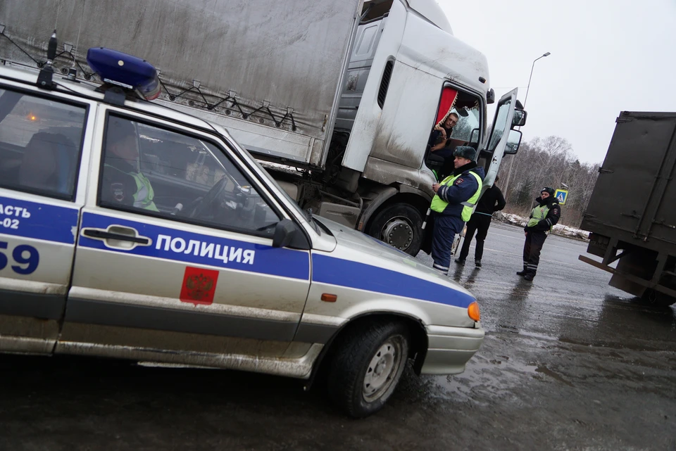 Опасного дальнобойщика остановили в Кузбассе сотрудники ГИБДД.