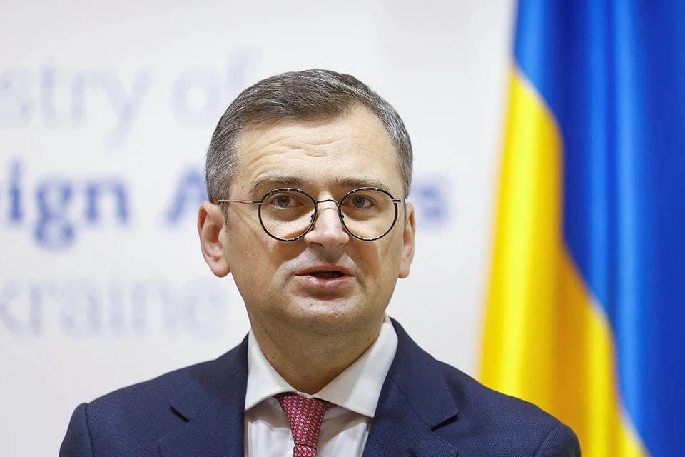 Глава МИД Украины Кулеба затянулся сигаретой во время прямого эфира
