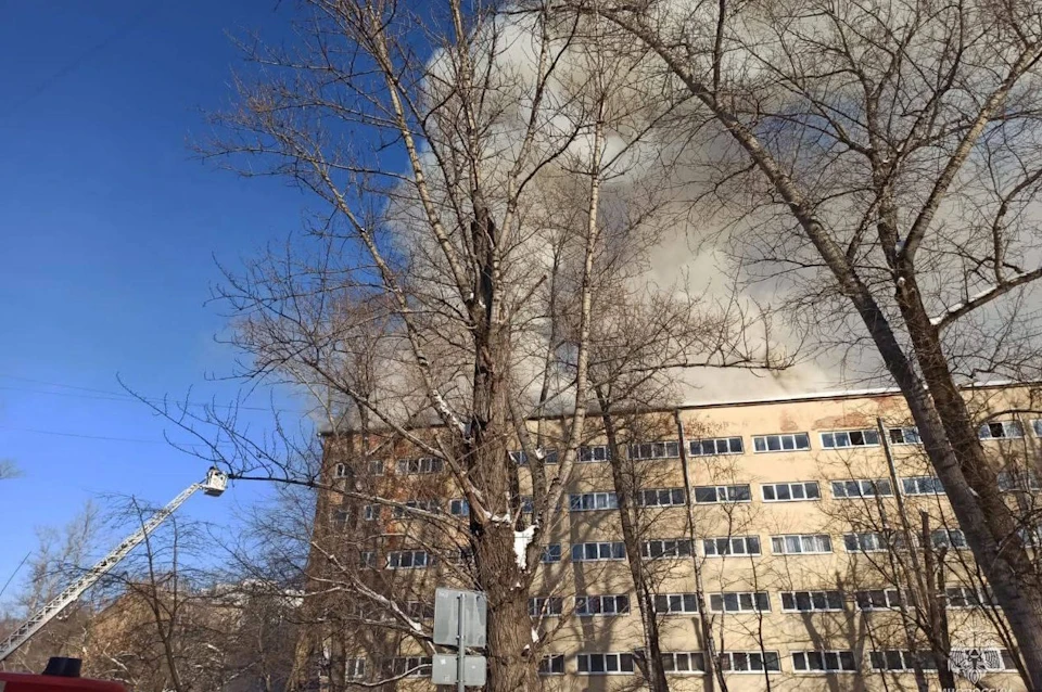 В Москве загорелось шестиэтажное здание бывшего общежития