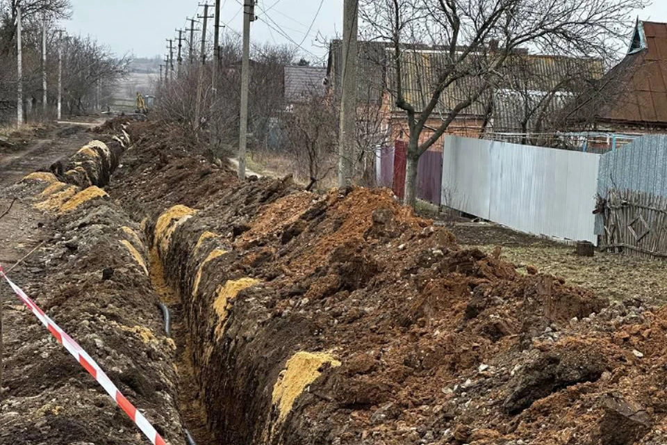 Специалисты уложили 360 метров новых труб и установили элементы запорной арматуры. ФОТО: t.me/pologi_adm