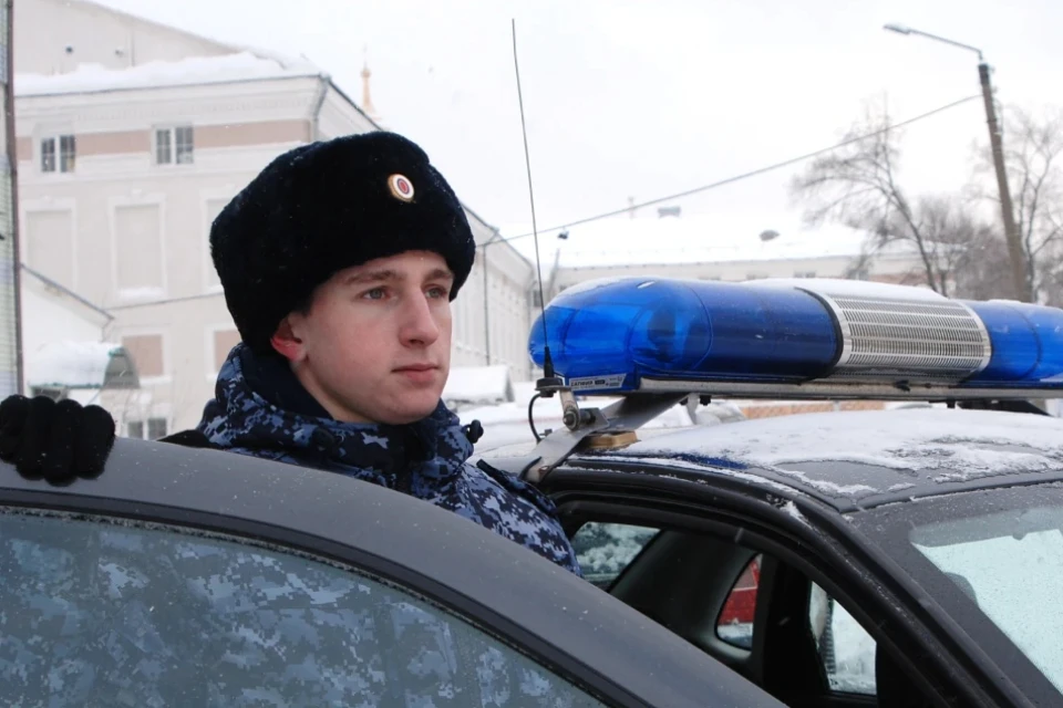 Наряду вневедомственной охраны пришлось вызывать к дому медиков. Фото: Росгвардия Кировской области
