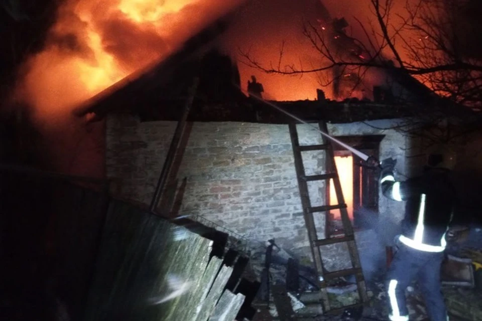 20 февраля в 2:33 в Рубежном на улице Радищева горел частный дом. Фото - МЧС ЛНР