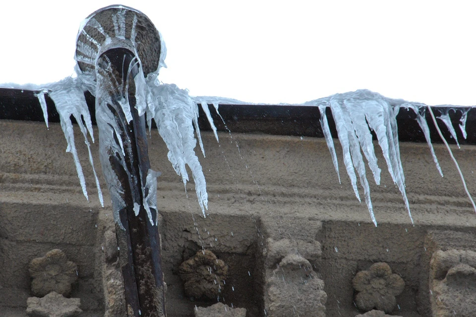 В Москве на девочку подростка упал лед с крыши