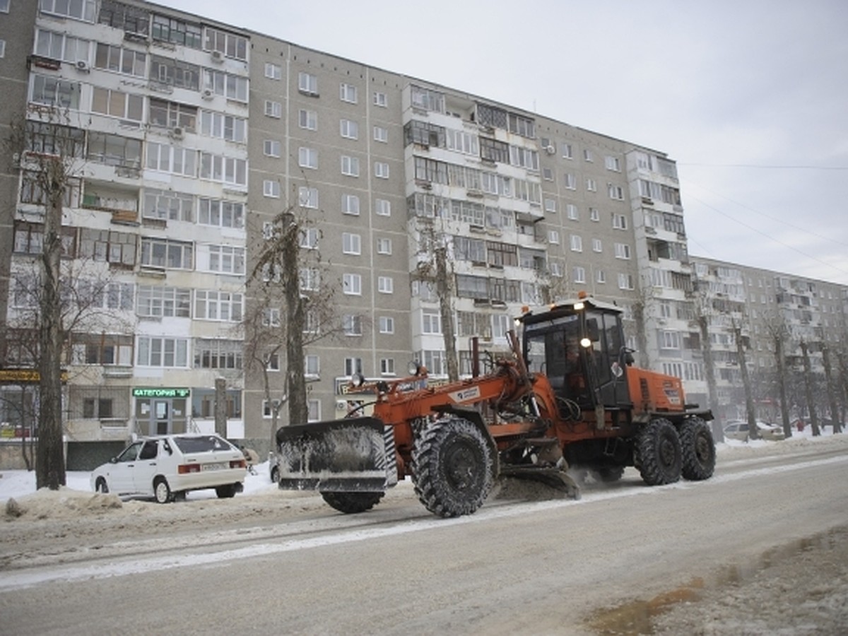 Дороги от снега в Заволжском районе Ульяновска очищает мощный грейдер -  KP.RU