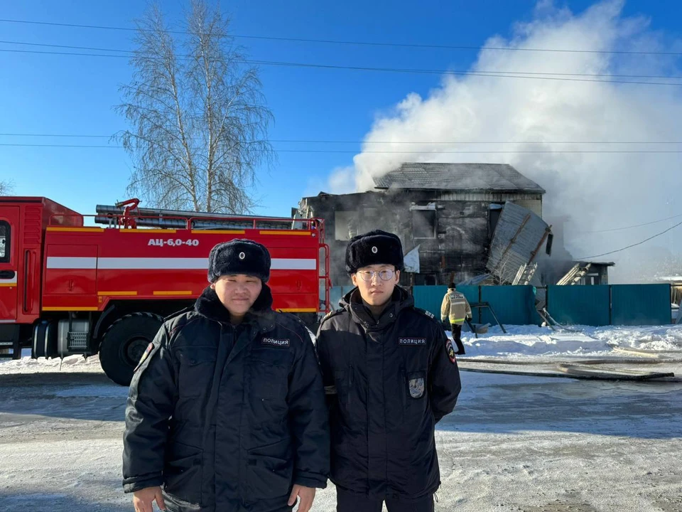 Фото: пресс-служба МВД Якутии. Лейтенант Алексей Скрябин и сержант полиции Карл Куличкин заметили дым на улице Платонова.