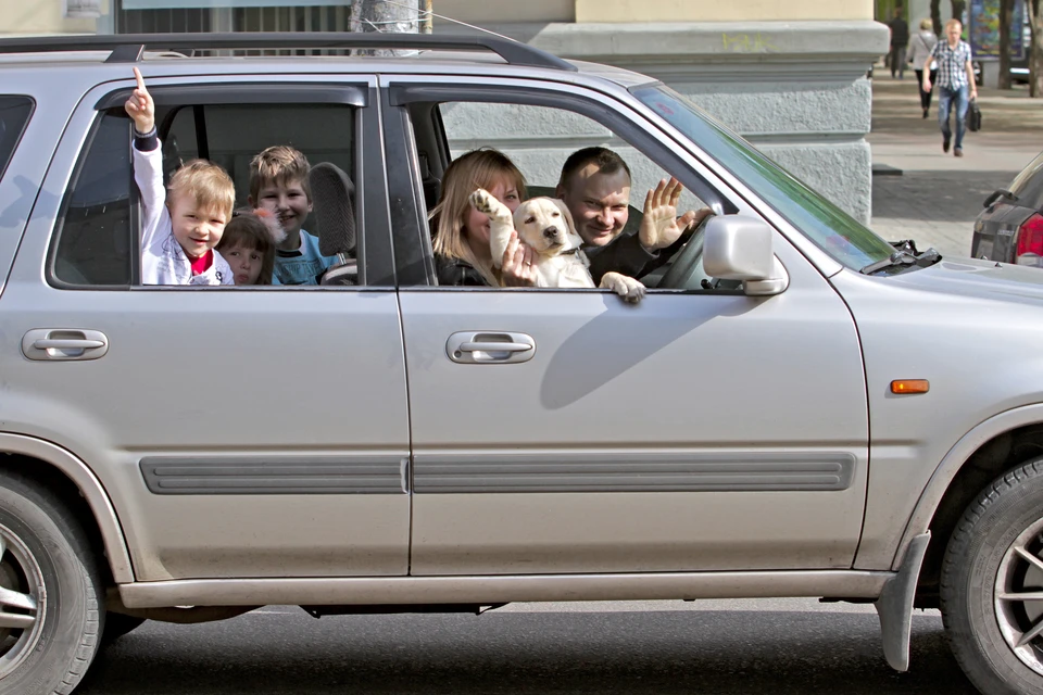 Мужчины с удовольствием говорят о семье и машинах. Фото: Павел ДАЦКОВСКИЙ.