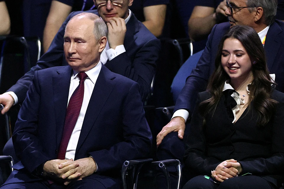 Во время церемонии открытия Валиева находилась рядом с президентом