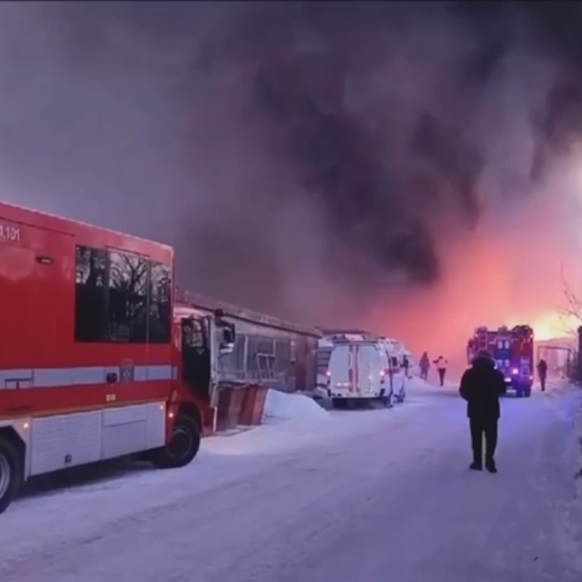 МЧС: пожар на складе в Новосибирске тушат на площади 800 кв. метров - KP.RU